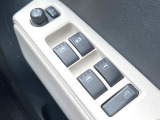 【電動格納ミラー】サイドミラーは電動格納式となっており、狭い駐車場でもキズがつくリスクを抑えられます。