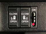 【両側パワースライドドア】スマートキーや運転席のスイッチで後席両側スライドドアの開閉が可能♪電動だから力を入れてドアを開ける必要が無く、小さなお子様でも簡単に開け閉めでき快適です♪