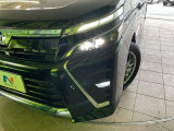 【LEDヘッドライト】悪天候や夜間走行時も良好な視界を確保し安心して運転できる高輝度LEDヘッドライトを装備!点灯速度が早く、消費電力も抑えられています。
