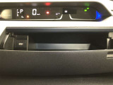 運転席アッパーボックス内には、充電用USB端子が設置されています。