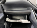 【グローブボックス】大容量のグローブボックスです!!車検証ケース他、日頃使う小物類の収納スペースもたくさんあります!