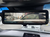 【デジタルインナーミラー(トヨタ)】車両後方カメラの映像をルームミラーに映すことが出来ます。 そのため、後席に人や荷物があって後方が見えづらい場合でもしっかり視界を確保することが出来ます。