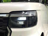 【LEDヘッドライト】悪天候や夜間走行時も良好な視界を確保し安心して運転できる高輝度LEDヘッドライトを装備!点灯速度が早く、消費電力も抑えられています。