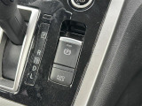 【電動パーキングブレーキ】ブレーキを踏んで停車したときにブレーキペダルから足を離しても停車状態を維持することができます。