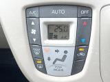 【オートエアコン】一度お好みの温度に設定すれば、車内の温度を検知し風量や温度を自動で調整。暑い&hellip;寒い&hellip;と何度もスイッチ操作をする必要はありません。快適な車内空間には必須の機能ですね♪