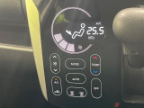 【オートエアコン】一度お好みの温度に設定すれば、車内の温度を検知し風量や温度を自動で調整。暑い&hellip;寒い&hellip;と何度もスイッチ操作をする必要はありません。快適な車内空間には必須の機能ですね♪