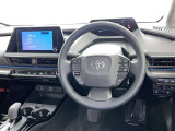 運転席まわりです。 各操作スイッチは使いやすい位置に配置されてます。