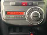 【オートエアコン】一度お好みの温度に設定すれば、車内の温度を検知し風量や温度を自動で調整。暑い&hellip;寒い&hellip;と何度もスイッチ操作をする必要はありません。快適な車内空間には必須の機能ですね♪