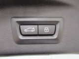 電動リアゲート装備です。バンパー下でのキックスイッチも装備されております。