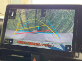 【バックカメラ】駐車時に後方がリアルタイム映像で確認できます。大型商業施設や立体駐車場での駐車時や、夜間のバック時に大活躍!運転スキルに関わらず、今や必須となった装備のひとつです!