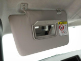 女性には嬉しい、照明付きのミラーが付いたサンバイザーです♪車内でのお化粧直しも出来ちゃいますよ!