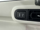 充電用USB端子付き。スマートフォンなどの充電に便利です。
