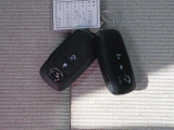 電子キーをポケットやカバンに入れているだけで、ドアの開錠・施錠が行えます。荷物を抱えていてもラクラク開閉です。エンジン始動も行えます。