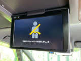 【14型有機ELフリップダウン】三列目からでも迫力のエンタメが観れる大画面フリップダウン。有機ELのモニターでは、一般的なフリップダウンよりも高コントラストでキレイな映像を楽しめます。