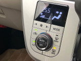 【オートエアコン】一度お好みの温度に設定すれば、車内の温度を検知し風量や温度を自動で調整。暑い&hellip;寒い&hellip;と何度もスイッチ操作をする必要はありません。快適な車内空間には必須の機能ですね♪