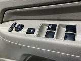 【電動格納ミラー】サイドミラーは電動格納式となっており、狭い駐車場でもキズがつくリスクを抑えられます。