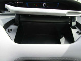 運転席前の小物入れです。中にはUSB電源ソケットが付いています