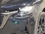 【LEDヘッドライト】悪天候や夜間走行時も良好な視界を確保し安心して運転できる高輝度LEDヘッドライトを装備!点灯速度が早く、消費電力も抑えられています。