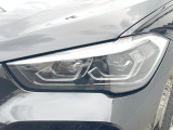 ●LEDヘッドライト:夜間走行時も良好な視界を確保し安心して運転できる高輝度LEDヘッドライトを装備!点灯速度が早く、消費電力も抑えられています。