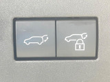 【パワーバックドア】スマートキーや運転席のボタンを押すだけでリアゲートが自動で開閉します!荷物を持っている時や、高い位置にあるバックドアを閉める際に便利な機能です♪
