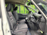 運転席まわりには十分なスペースがあり、大柄な方でもゆったり運転していただける環境です。