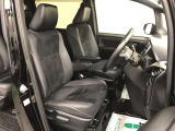 運転席はホールド感のあるシートになっています!ヒップポイントも高く、座った時に周りを見渡しやすいので、運転もしやすいです!