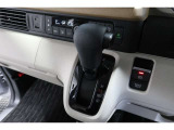 インパネシフトだから視線の移動も少なく足元もスッキリ♪運転席もゆったりしているのでゆとりを持ってドライブできますね!