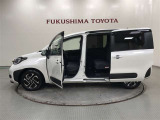 【まるごとクリーニング】シートを取り外し、車内を徹底洗浄。隅々まで丁寧に仕上げています。