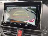 【バックカメラ】駐車時に後方がリアルタイム映像で確認できます。大型商業施設や立体駐車場での駐車時や、夜間のバック時に大活躍!運転スキルに関わらず、今や必須となった装備のひとつです!