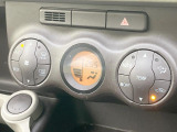 【オートエアコン】一度お好みの温度に設定すれば、車内の温度を検知し風量や温度を自動で調整。暑い&hellip;寒い&hellip;と何度もスイッチ操作をする必要はありません。快適な車内空間には必須の機能ですね♪