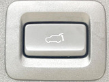 【パワーバックドア】スマートキーや運転席のボタンを押すだけでリアゲートが自動で開閉します!荷物を持っている時や、高い位置にあるバックドアを閉める際に便利な機能です♪