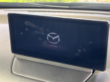 【8.8インチマツダコネクト】車内の雰囲気にマッチした大型のディスプレイ。スマホ接続でのナビ使用やBluetooth再生等、様々な機能が楽しめます。直感的なダイヤル操作が可能で、使い勝手も良好です。