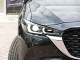 【目元が新しいと、車全体が新しく見える】 後期らしいシャープなライトデザイン。夜間の見た目だけでなく、車全体の印象を引き締めてくれます。