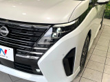 【LEDヘッドライト】悪天候や夜間走行時も良好な視界を確保し安心して運転できる高輝度LEDヘッドライトを装備!点灯速度が早く、消費電力も抑えられています。