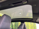 【パノラマルーフ】大型のガラスルーフ搭載で車内の解放感が一気にアップ!開放的なドライブをお楽しみいただけます。