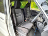 運転席まわりには十分なスペースがあり、大柄な方でもゆったり運転していただける環境です。
