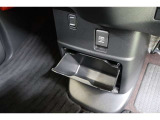 センタークラスターには大きめのボックス収納を装備しています。取り外しが出来るのでダストボックスとして使うのも便利ですよ。買い物袋やごみ袋を掛けるのに便利なフックや、アクセサリーソケットも備えています。