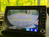 【バックカメラ】駐車時に後方がリアルタイム映像で確認できます。大型商業施設や立体駐車場での駐車時や、夜間のバック時に大活躍!運転スキルに関わらず、今や必須となった装備のひとつです!