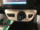 【EV/HVモード切替スイッチ】任意のタイミングでEVモードとHVモードの切り替えが可能です。長押しすれば、バッテリーチャージモードへの切り替えも可能です。