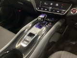 スマートな電子制御式パーキングブレーキに加え、渋滞時などでブレーキペダルから足を離しても停車を維持するオートブレーキホールド機能により、運転がより快適になります。