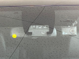 【トヨタセーフティセンス】走行中に前方の車両等を認識し、衝突しそうな時は警報とブレーキで衝突回避と被害軽減をアシスト。より安全にドライブをお楽しみいただけます。