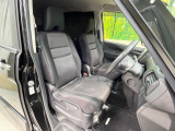 運転席まわりには十分なスペースがあり、大柄な方でもゆったり運転していただける環境です。