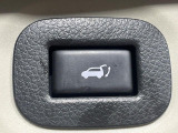 【パワーバックドア】スマートキーや運転席のボタンを押すだけでリアゲートが自動で開閉します!荷物を持っている時や、高い位置にあるバックドアを閉める際に便利な機能です♪