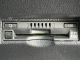 【ETC】有料道路を利用する際に料金所で停止することなく通過できる、ETC車載器(ノンストップ自動料金収受システム機器)が装備されています。セットアップを行うことで利用可能になります。