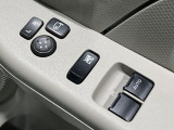 【電動格納ミラー】サイドミラーは電動格納式となっており、狭い駐車場でもキズがつくリスクを抑えられます。