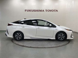 【まるごとクリーニング】シートを取り外し、車内を徹底洗浄。隅々まで丁寧に仕上げています。