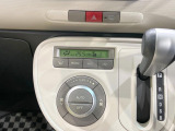 【オートエアコン】一度お好みの温度に設定すれば、車内の温度を検知し風量や温度を自動で調整。暑い&hellip;寒い&hellip;と何度もスイッチ操作をする必要はありません。快適な車内空間には必須の機能ですね♪
