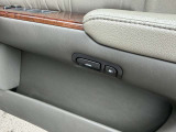 トランクと給油口オープナーが電子式です。