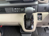 オートエアコン装着車で車内はいつも快適です。