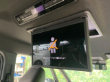 【フリップダウンモニター】大画面モニターで後席でもエンタメをお楽しみいただけます。小さなお子様にも大人気の装備です♪